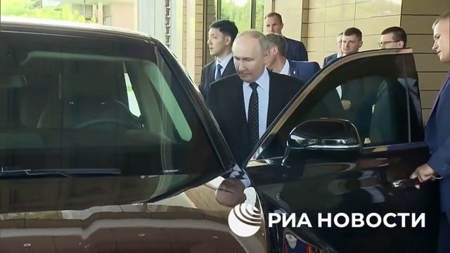 Putin schenkt Kim Jong Un eine russische Limousine und fährt ihn herum (aber sein Fahren macht ihm Angst)