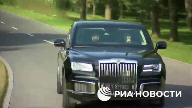 Putin schenkt Kim Jong Un eine russische Limousine und fährt ihn herum (aber sein Fahren macht ihm Angst)