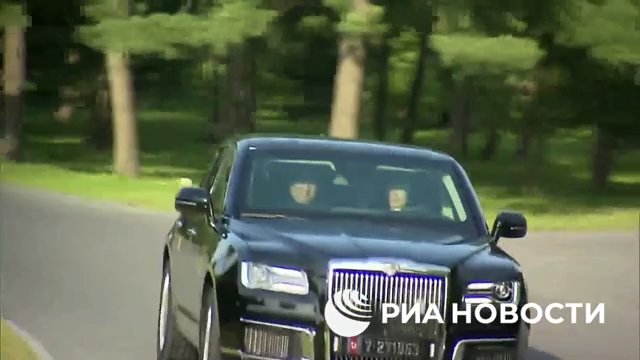 Putin regala una limousine russa a Kim Jong Un e lo porta in giro (ma la sua guida lo terrorizza)