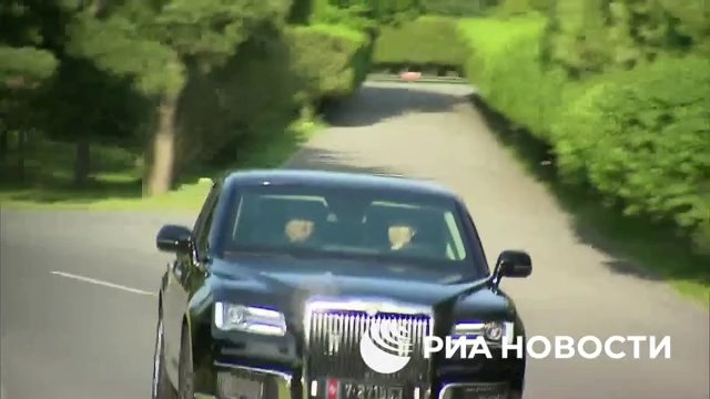 Putin regala una limousine russa a Kim Jong Un e lo porta in giro (ma la sua guida lo terrorizza)