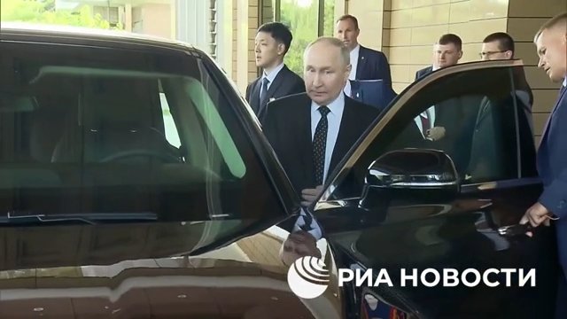 Putin schenkt Kim Jong Un eine russische Limousine und fährt ihn herum (aber sein Fahren macht ihm Angst)