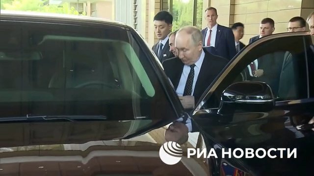 Putin regala una limousine russa a Kim Jong Un e lo porta in giro (ma la sua guida lo terrorizza)