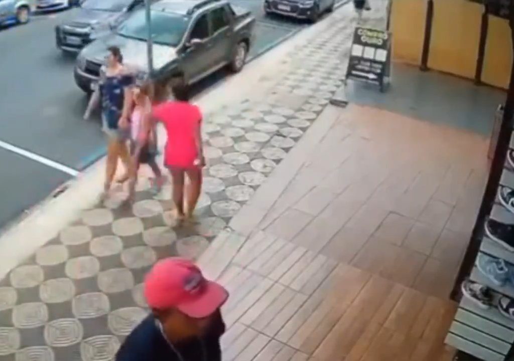 Elle gifle un enfant dans la rue et se fait donner des coups de pied par un passant : vidéo choc