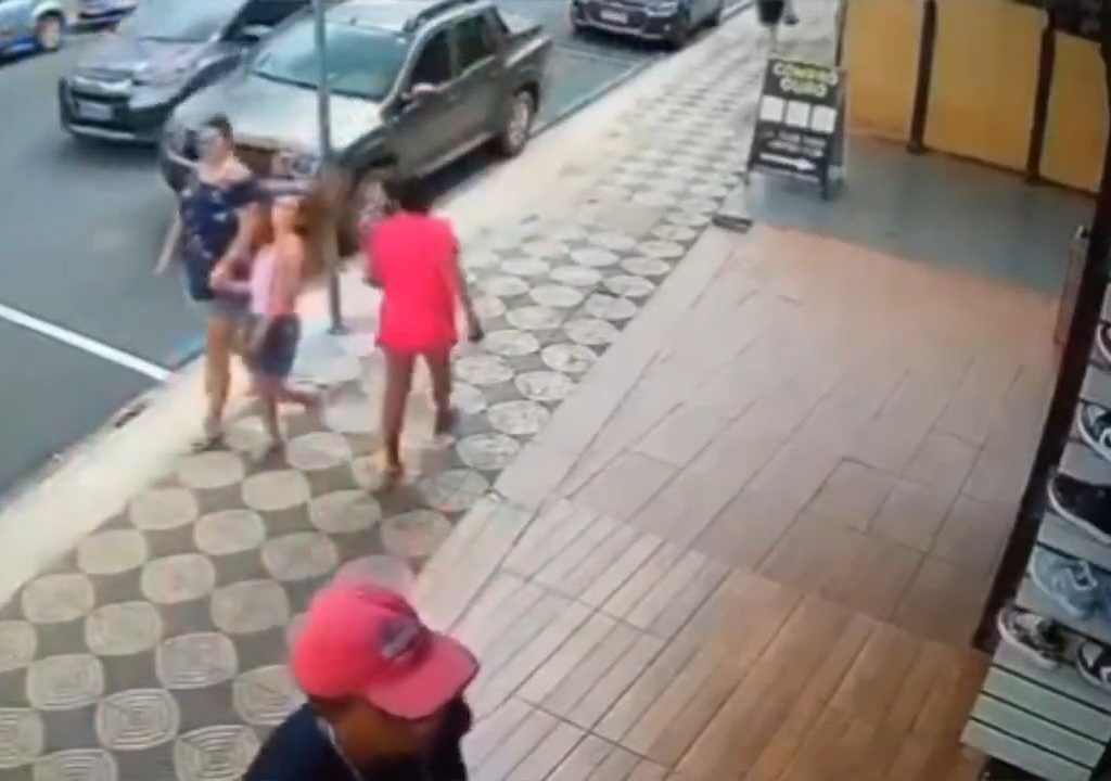 Elle gifle un enfant dans la rue et se fait donner des coups de pied par un passant : vidéo choc