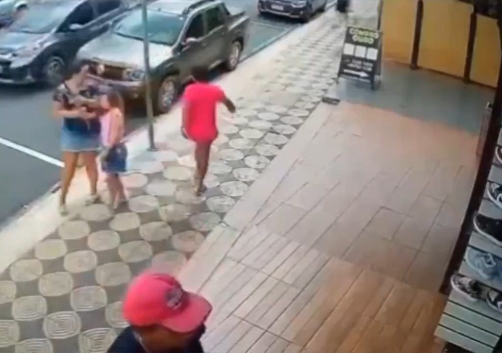 Elle gifle un enfant dans la rue et se fait donner des coups de pied par un passant : vidéo choc