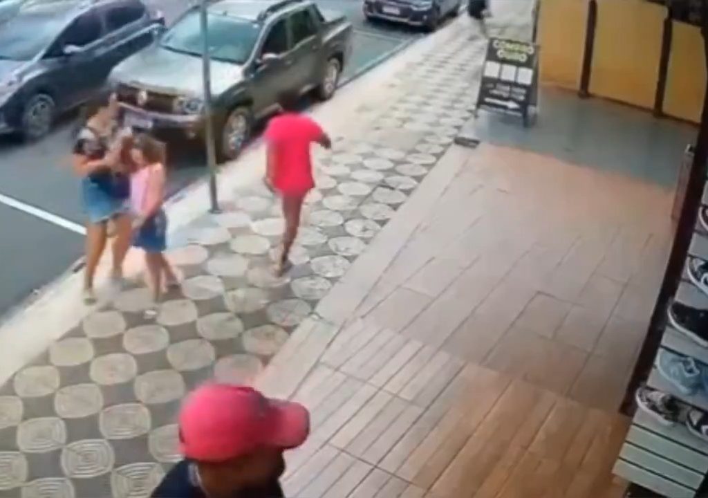 Elle gifle un enfant dans la rue et se fait donner des coups de pied par un passant : vidéo choc