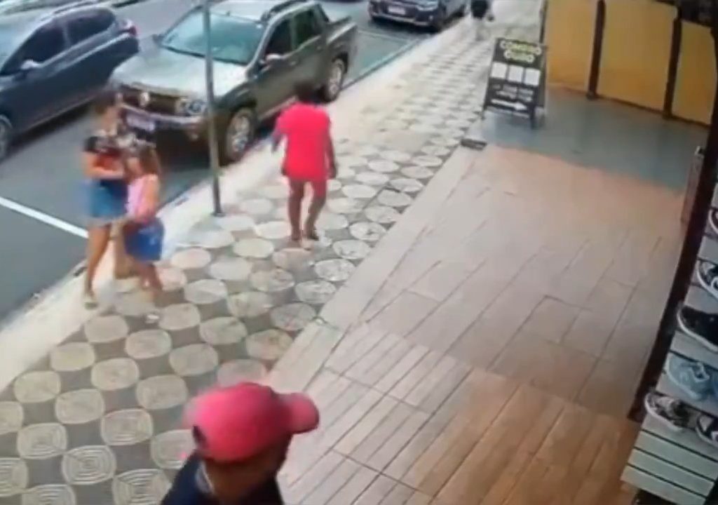 Elle gifle un enfant dans la rue et se fait donner des coups de pied par un passant : vidéo choc