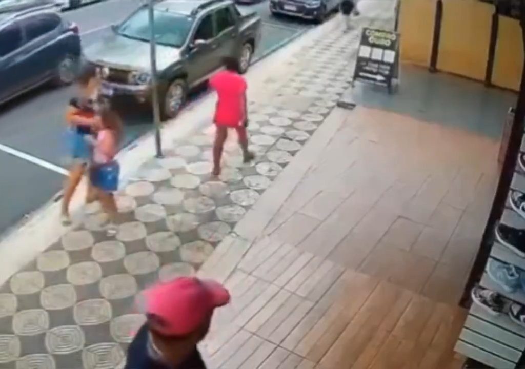 Elle gifle un enfant dans la rue et se fait donner des coups de pied par un passant : vidéo choc