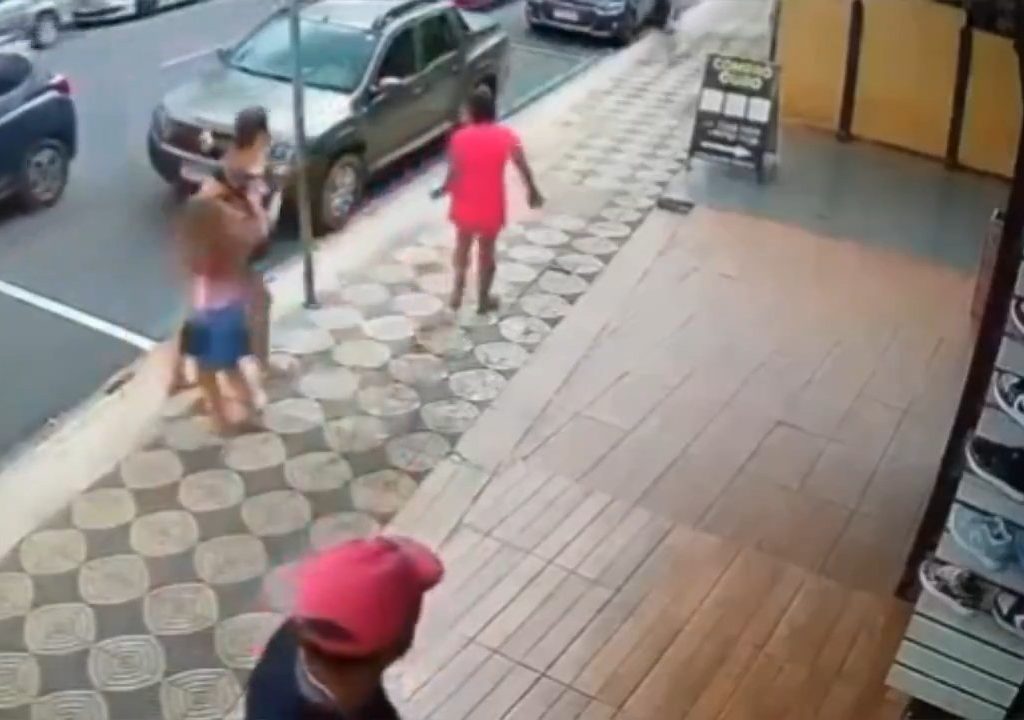 Elle gifle un enfant dans la rue et se fait donner des coups de pied par un passant : vidéo choc