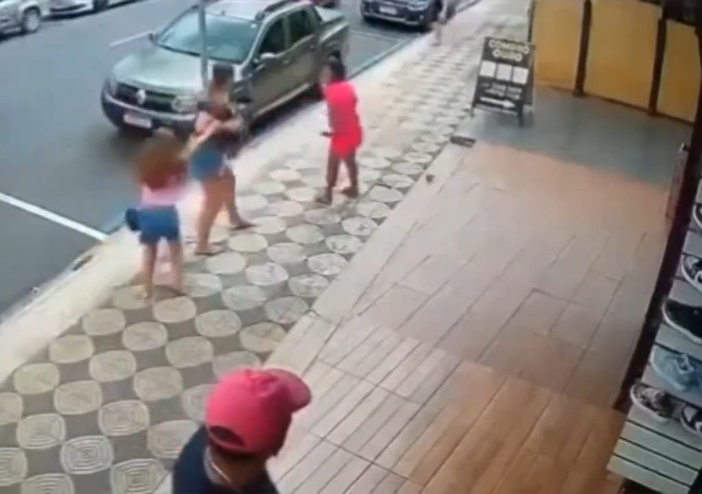 Elle gifle un enfant dans la rue et se fait donner des coups de pied par un passant : vidéo choc