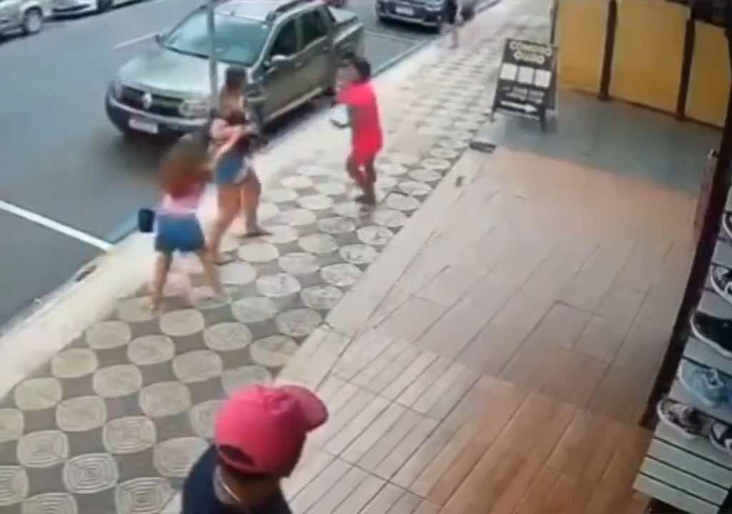 Elle gifle un enfant dans la rue et se fait donner des coups de pied par un passant : vidéo choc