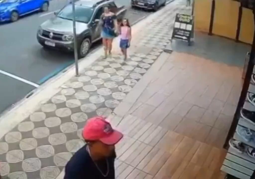 Elle gifle un enfant dans la rue et se fait donner des coups de pied par un passant : vidéo choc