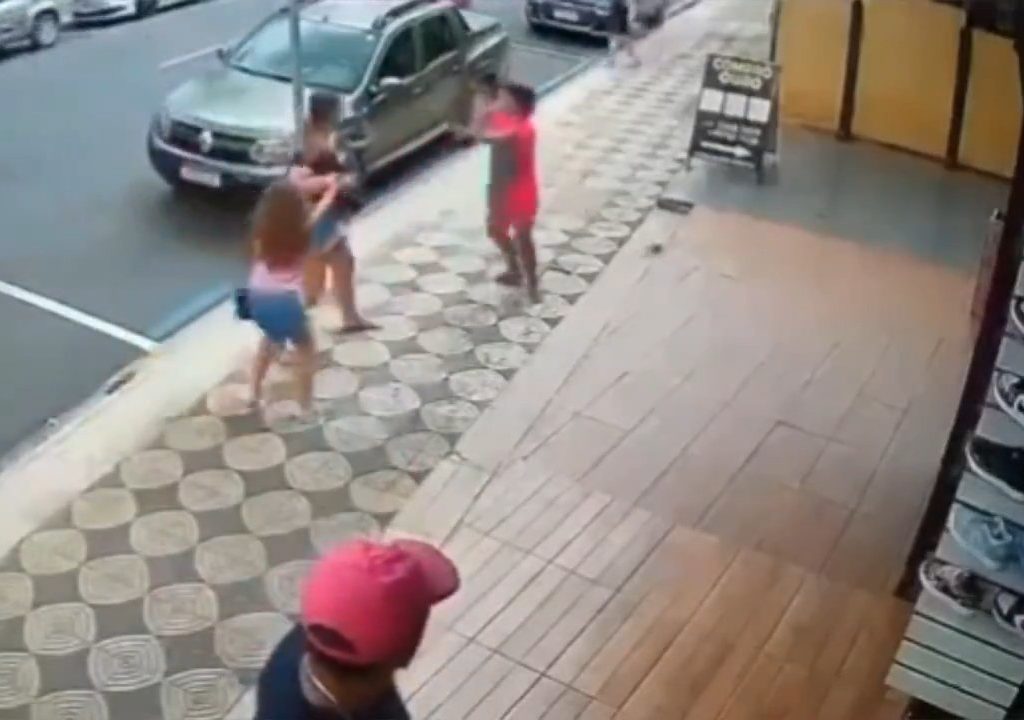 Elle gifle un enfant dans la rue et se fait donner des coups de pied par un passant : vidéo choc