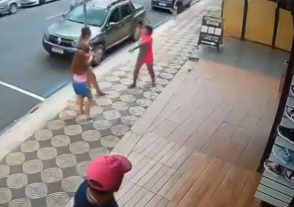 Elle gifle un enfant dans la rue et se fait donner des coups de pied par un passant : vidéo choc