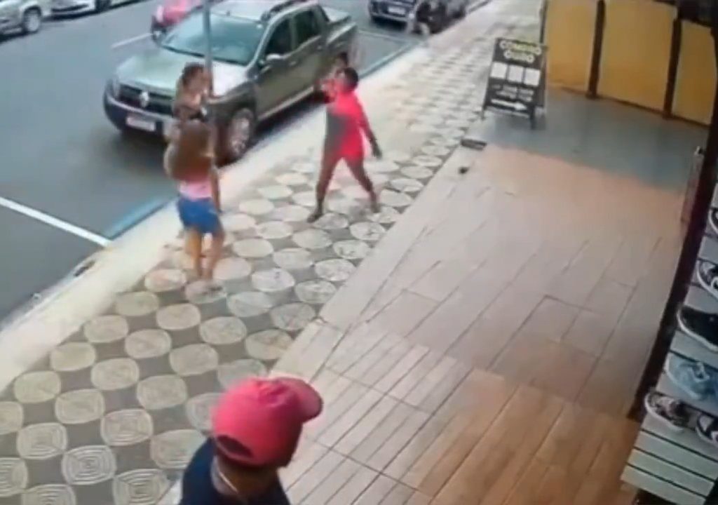 Elle gifle un enfant dans la rue et se fait donner des coups de pied par un passant : vidéo choc