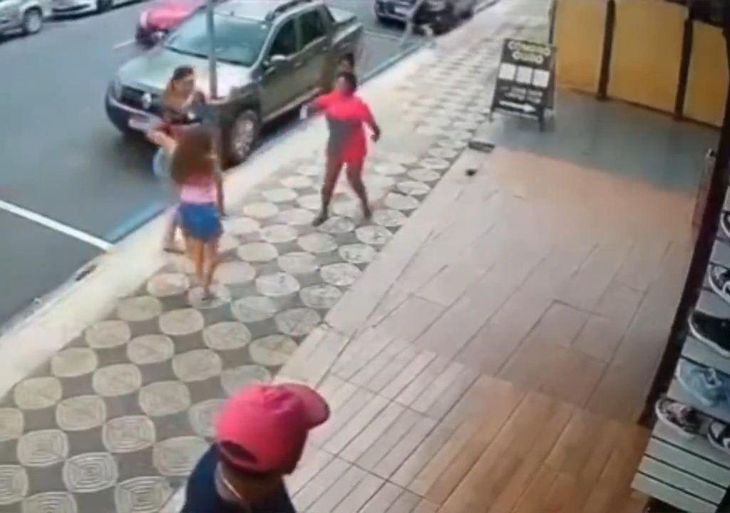 Elle gifle un enfant dans la rue et se fait donner des coups de pied par un passant : vidéo choc