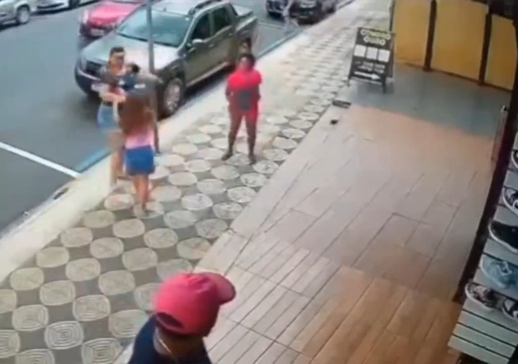 Elle gifle un enfant dans la rue et se fait donner des coups de pied par un passant : vidéo choc