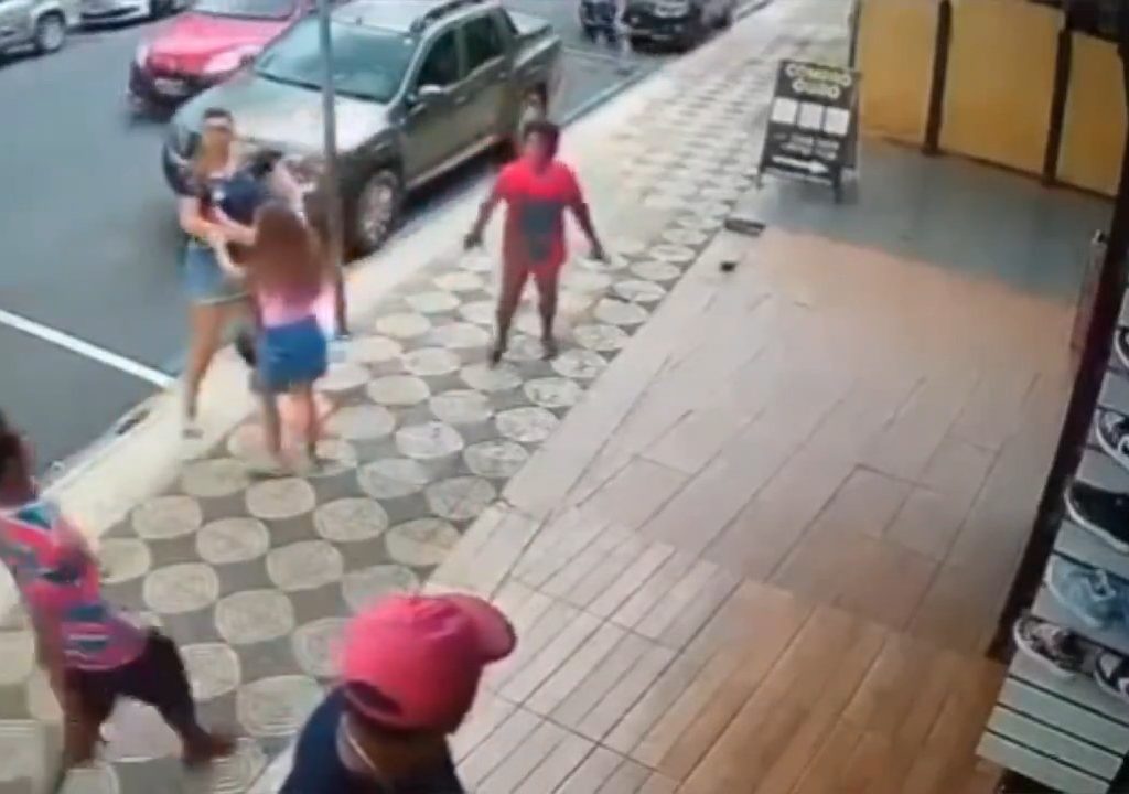 Elle gifle un enfant dans la rue et se fait donner des coups de pied par un passant : vidéo choc