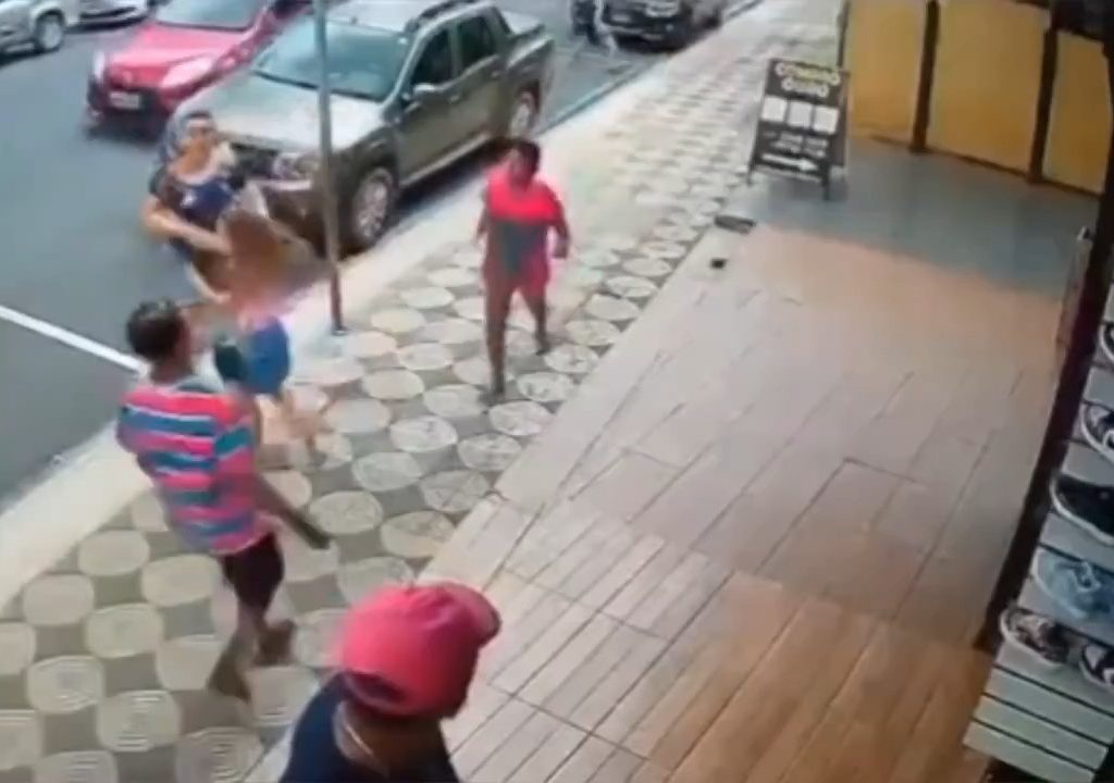 Elle gifle un enfant dans la rue et se fait donner des coups de pied par un passant : vidéo choc