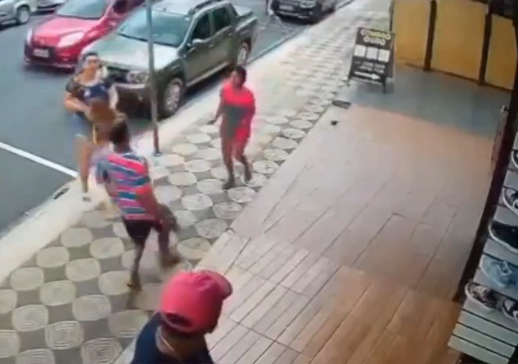 Elle gifle un enfant dans la rue et se fait donner des coups de pied par un passant : vidéo choc