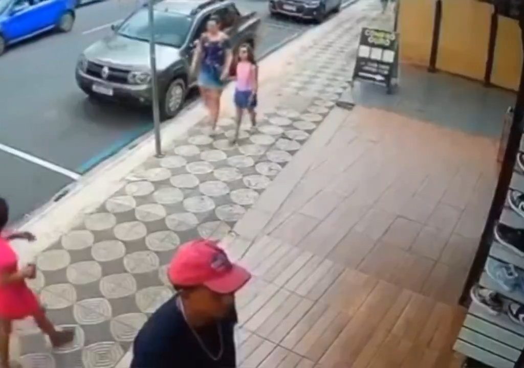 Elle gifle un enfant dans la rue et se fait donner des coups de pied par un passant : vidéo choc