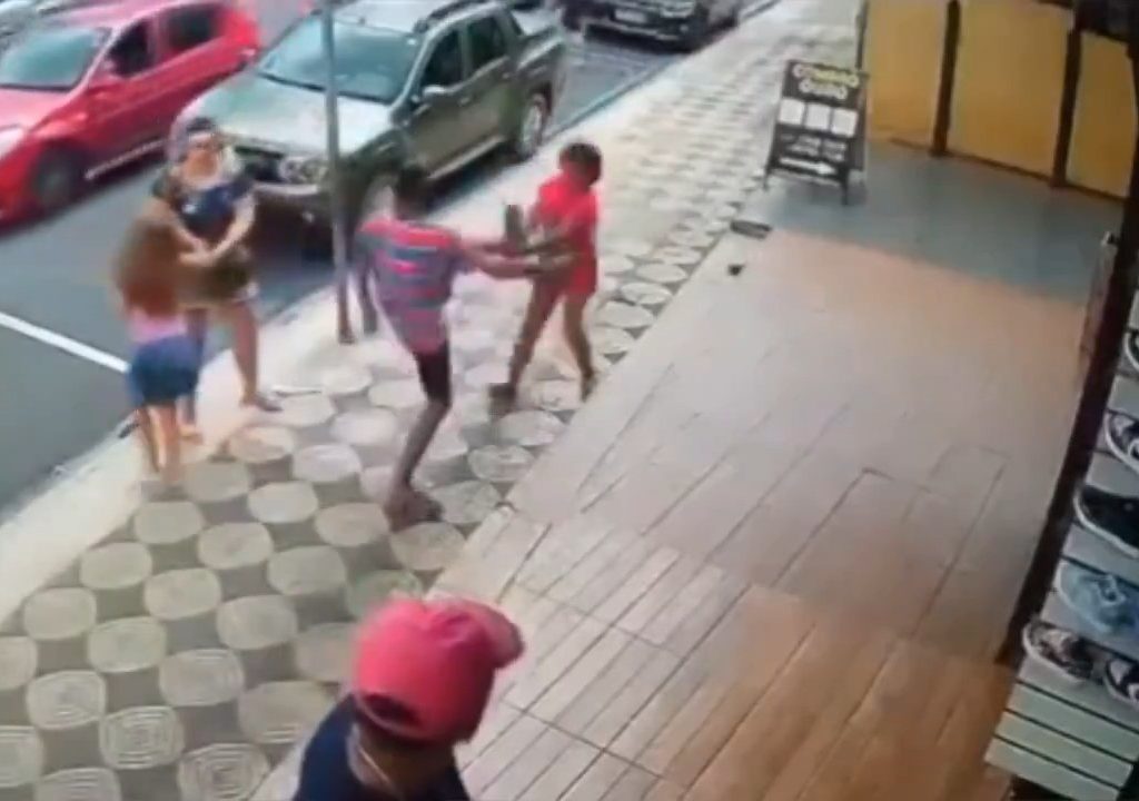 Elle gifle un enfant dans la rue et se fait donner des coups de pied par un passant : vidéo choc