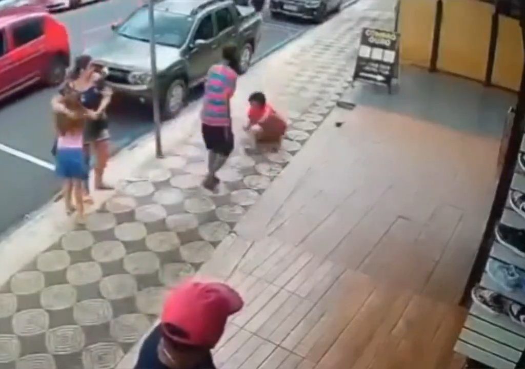 Elle gifle un enfant dans la rue et se fait donner des coups de pied par un passant : vidéo choc