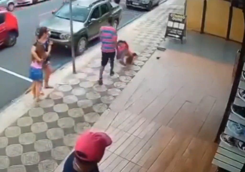 Elle gifle un enfant dans la rue et se fait donner des coups de pied par un passant : vidéo choc