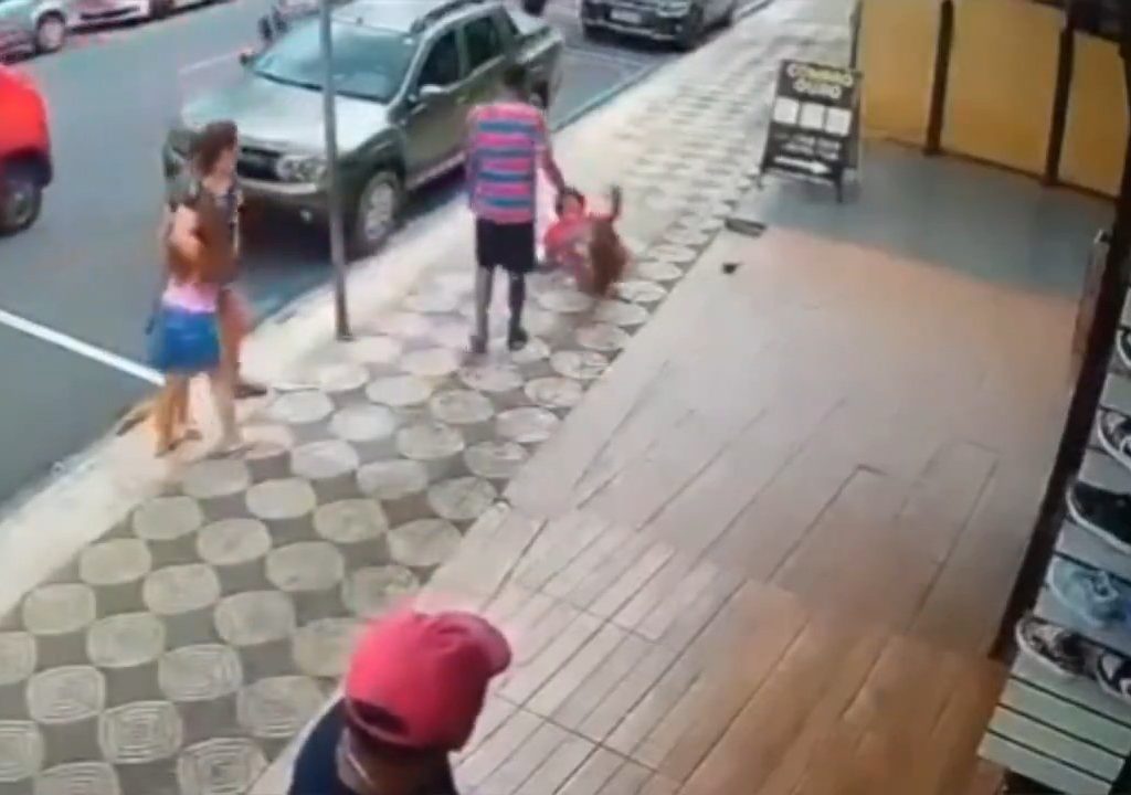 Elle gifle un enfant dans la rue et se fait donner des coups de pied par un passant : vidéo choc