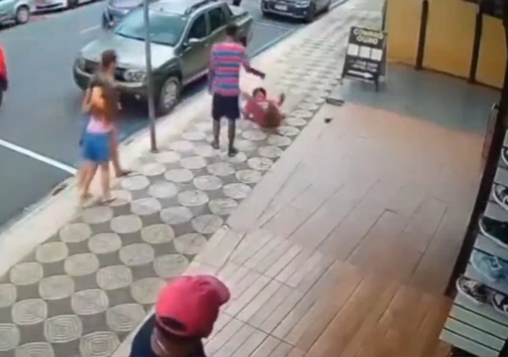 Elle gifle un enfant dans la rue et se fait donner des coups de pied par un passant : vidéo choc