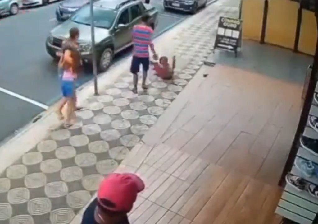 Elle gifle un enfant dans la rue et se fait donner des coups de pied par un passant : vidéo choc