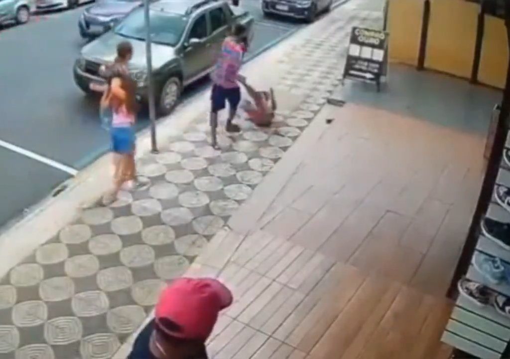 Elle gifle un enfant dans la rue et se fait donner des coups de pied par un passant : vidéo choc