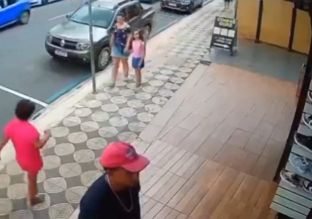 Elle gifle un enfant dans la rue et se fait donner des coups de pied par un passant : vidéo choc