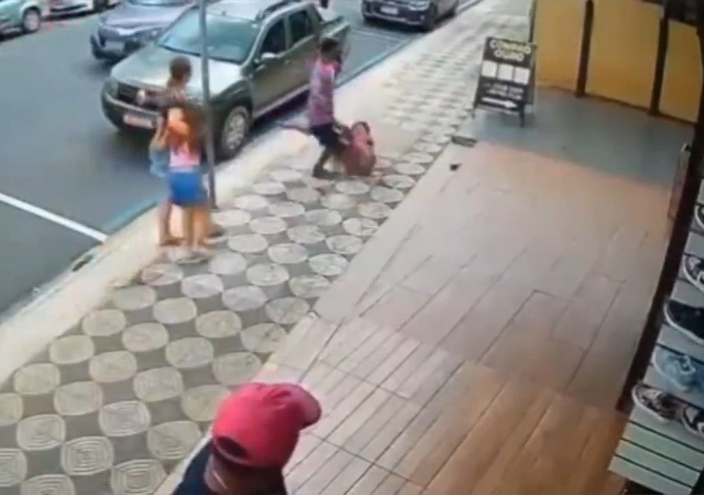 Elle gifle un enfant dans la rue et se fait donner des coups de pied par un passant : vidéo choc