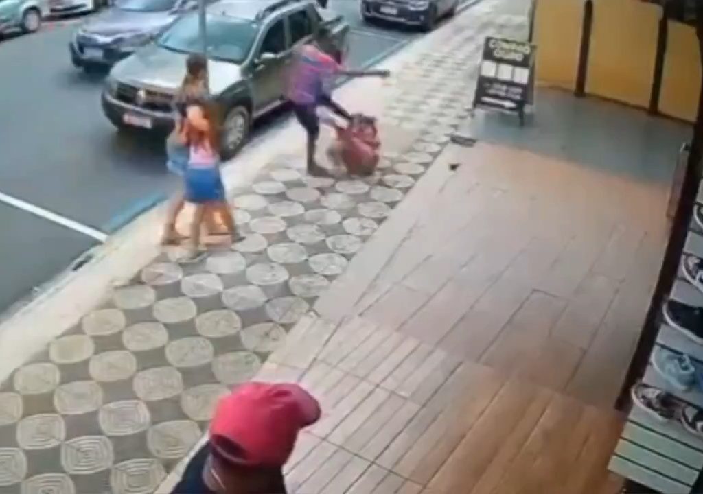 Elle gifle un enfant dans la rue et se fait donner des coups de pied par un passant : vidéo choc