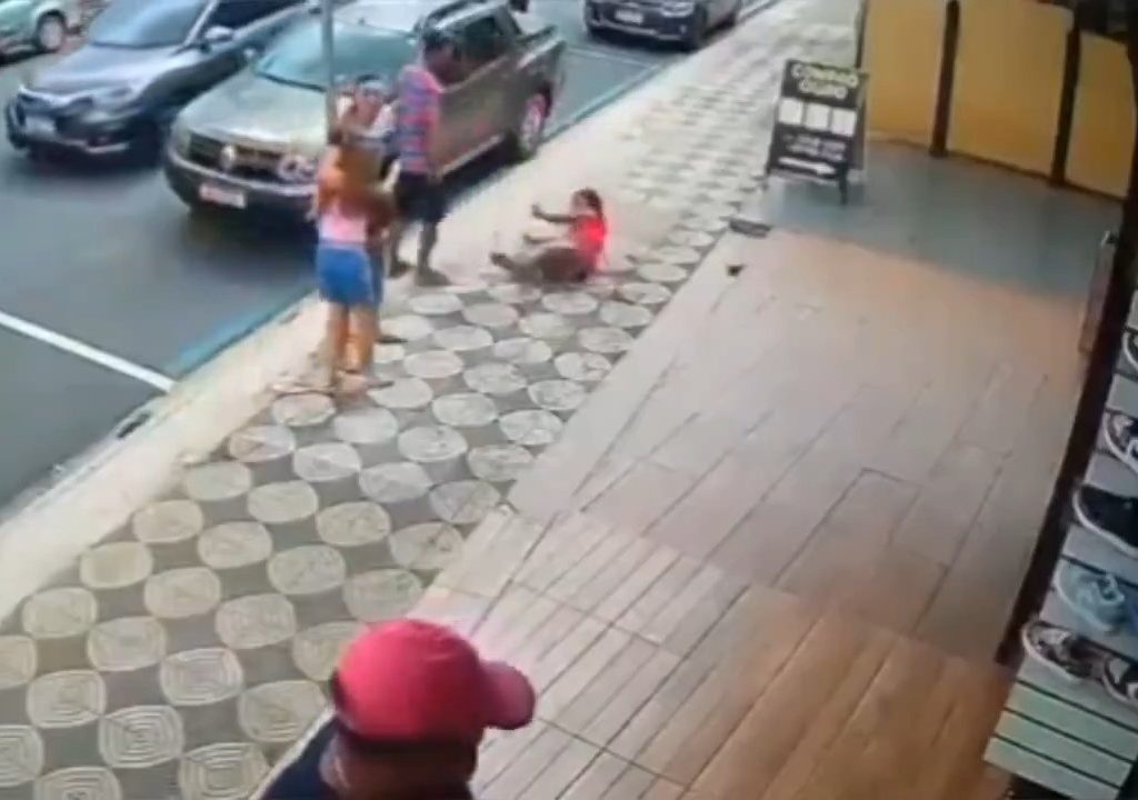 Elle gifle un enfant dans la rue et se fait donner des coups de pied par un passant : vidéo choc