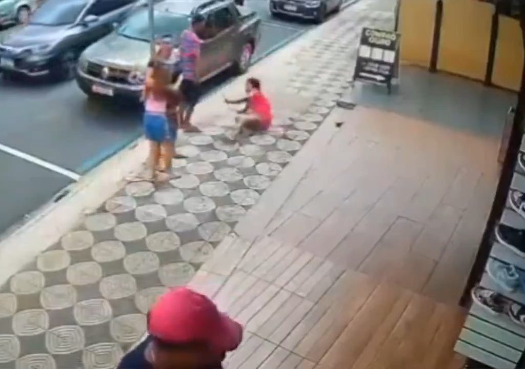 Elle gifle un enfant dans la rue et se fait donner des coups de pied par un passant : vidéo choc