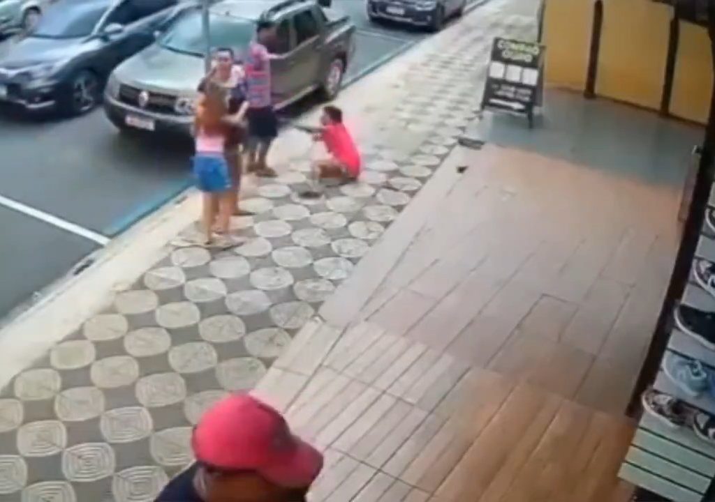 Elle gifle un enfant dans la rue et se fait donner des coups de pied par un passant : vidéo choc