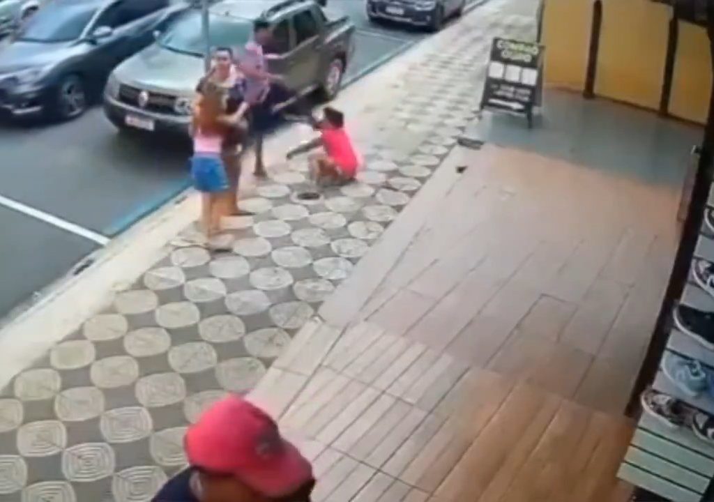 Elle gifle un enfant dans la rue et se fait donner des coups de pied par un passant : vidéo choc