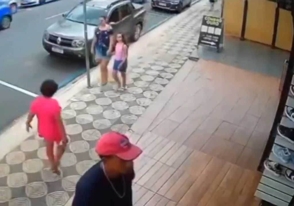 Elle gifle un enfant dans la rue et se fait donner des coups de pied par un passant : vidéo choc