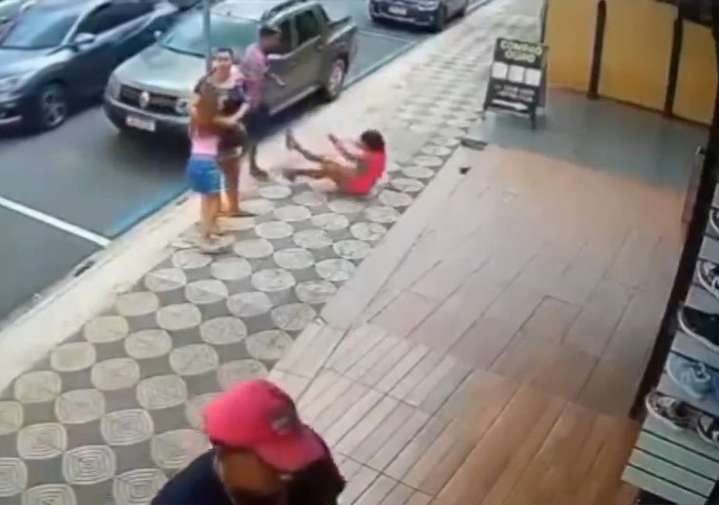 Elle gifle un enfant dans la rue et se fait donner des coups de pied par un passant : vidéo choc