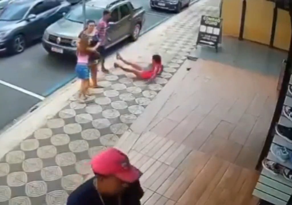 Elle gifle un enfant dans la rue et se fait donner des coups de pied par un passant : vidéo choc