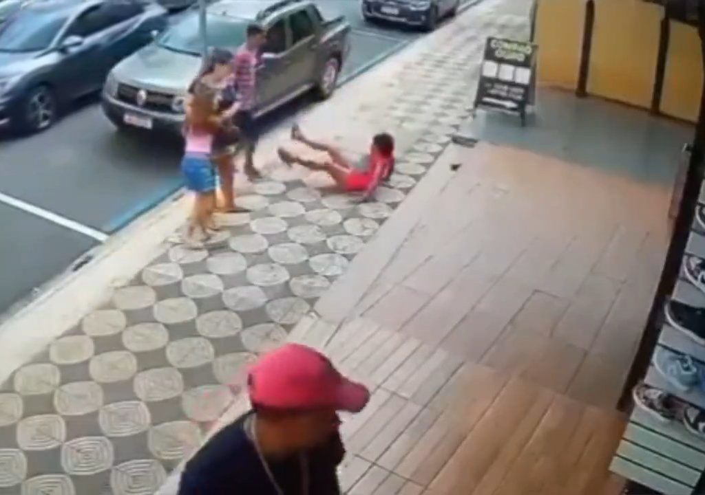 Elle gifle un enfant dans la rue et se fait donner des coups de pied par un passant : vidéo choc