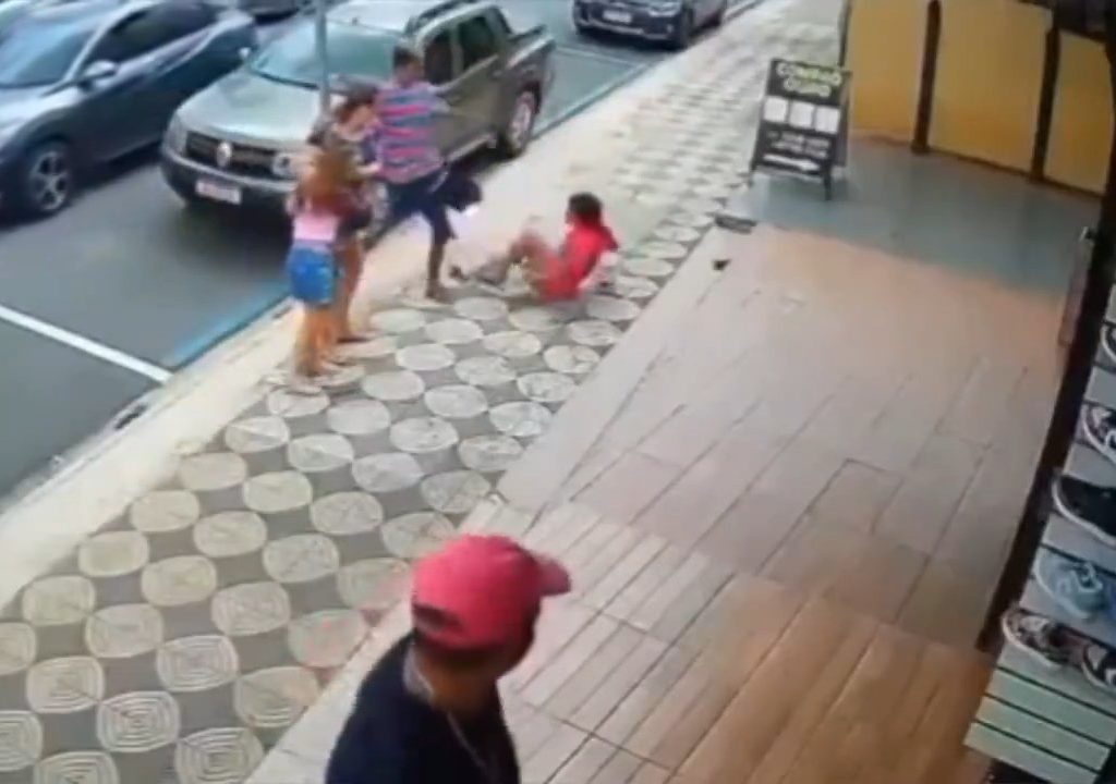 Elle gifle un enfant dans la rue et se fait donner des coups de pied par un passant : vidéo choc