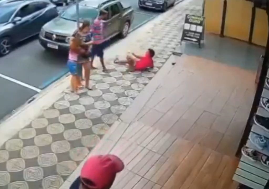 Elle gifle un enfant dans la rue et se fait donner des coups de pied par un passant : vidéo choc