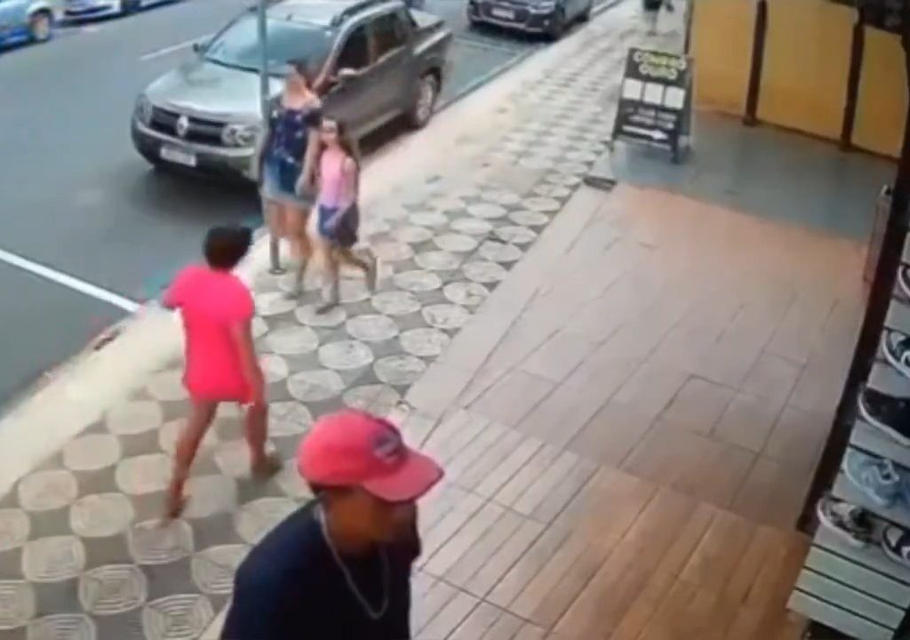 Elle gifle un enfant dans la rue et se fait donner des coups de pied par un passant : vidéo choc