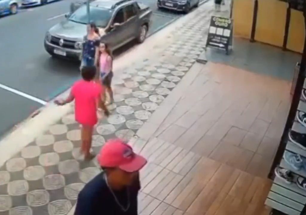 Elle gifle un enfant dans la rue et se fait donner des coups de pied par un passant : vidéo choc