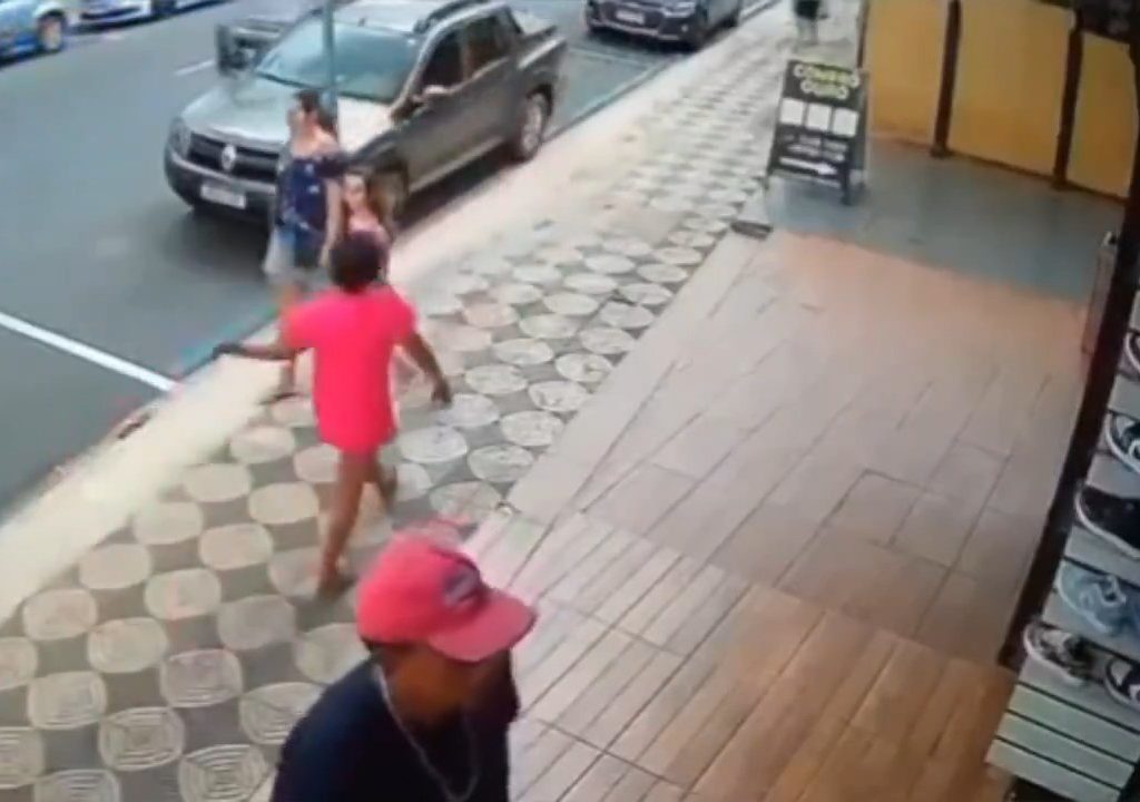 Elle gifle un enfant dans la rue et se fait donner des coups de pied par un passant : vidéo choc