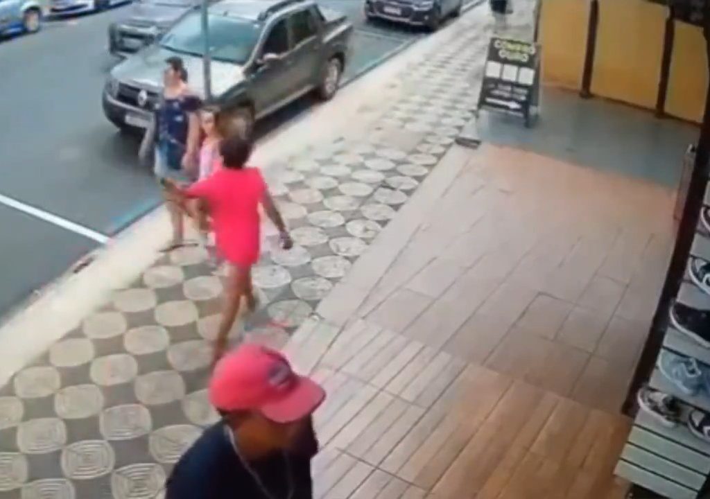 Elle gifle un enfant dans la rue et se fait donner des coups de pied par un passant : vidéo choc