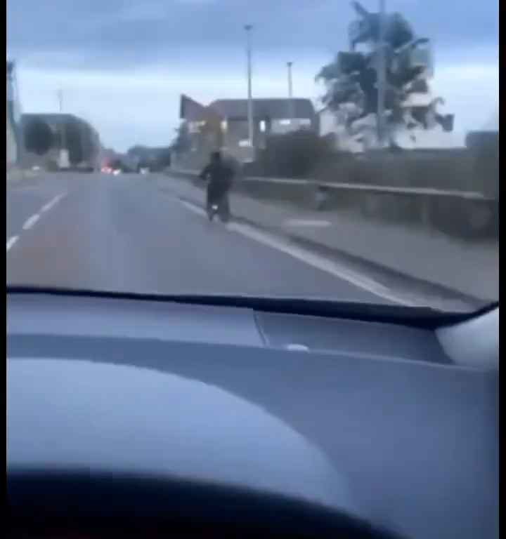 Se filma atropellando voluntariamente a un ciclista y luego difunde el vídeo en las redes sociales